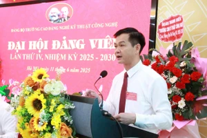 Ông Đặng An Bình, Bí thư Đảng ủy, Hiệu trưởng Trường Cao đẳng Nghề Kỹ thuật Công nghệ phát biểu.