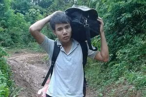 Con đường đến trường mùa mưa của thầy Tuyên.