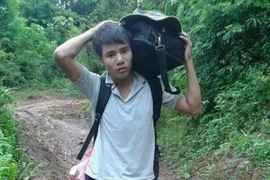 Con đường đến trường mùa mưa của thầy Tuyên.