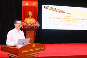 Thứ trưởng Bộ GD&ĐT Nguyễn Văn Phúc phát biểu. Ảnh Trần Hiệp.