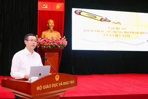 Thứ trưởng Bộ GD&ĐT Nguyễn Văn Phúc phát biểu. Ảnh Trần Hiệp.