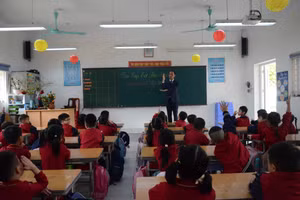 Thầy Đặng Vũ Hiệp, Giáo viên Tổng phụ trách Đội Trường Tiểu học Đoàn Kết (phường Long Biên, Hà Nội) trong tiết học ngày cuối năm. Ảnh NC.
