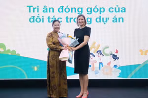 Bà Karolina Rutkowska tặng hoa tri ân bà Trịnh Hoài Thu, Phó Vụ trưởng Vụ Giáo dục Phổ thông, Bộ Giáo dục và Đào tạo.