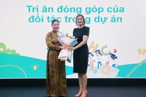 Bà Karolina Rutkowska tặng hoa tri ân bà Trịnh Hoài Thu, Phó Vụ trưởng Vụ Giáo dục Phổ thông, Bộ Giáo dục và Đào tạo.