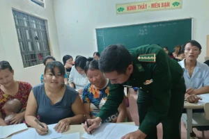 Thiếu tá Đào Nguyên Túc, nhân viên Trinh sát, Đồn Biên phòng Tam Chung, Bộ đội Biên phòng tỉnh Thanh Hóa giảng dạy tại lớp xoá mù chữ. Ảnh NVCC.