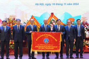  Trường ĐH Thuỷ lợi được Bộ NN&PTNN trao cờ thi đua.