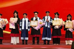 Ban lãnh đạo nhà trường trao giấy khen cho sinh viên xuất sắc.