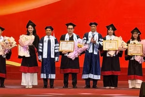 Ban lãnh đạo nhà trường trao giấy khen cho sinh viên xuất sắc.