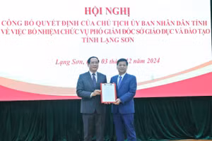 Ông Dương Xuân Huyên (bên trái) Phó Chủ tịch Thường trực UBND tỉnh Lạng Sơn trao quyết định cho ông Đặng Hồng Cường.