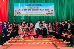 Ông Phan Trường Giang, Hiệu trưởng Trường PTDTNT THCS & THPT Lâm Bình cùng học trò tham gia hoạt động.