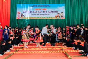 Ông Phan Trường Giang, Hiệu trưởng Trường PTDTNT THCS & THPT Lâm Bình cùng học trò tham gia hoạt động.