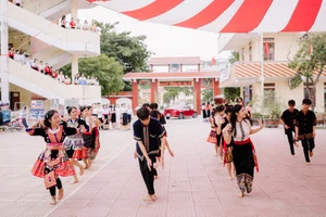 Trường PTTH Dân tộc nội trú Nghệ An biểu diễn văn nghệ.