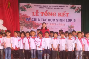 Cô giáo Lý Thị Diêm - giáo viên Trường Phổ thông Dân tộc Bán trú Tiểu học Dào San cùng học trò. Ảnh NVCC