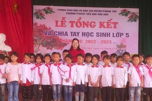 Cô giáo Lý Thị Diêm - giáo viên Trường Phổ thông Dân tộc Bán trú Tiểu học Dào San cùng học trò. Ảnh NVCC