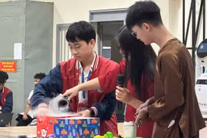 Học sinh Trường THPT Phùng Khắc Khoan tham gia hoạt động giáo dục thắp sáng tư duy chinh phục Stem. Ảnh NC.