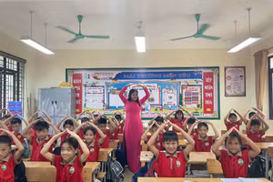 Cô giáo Hoàng Thị Thu Dần - giáo viên Trường PTDT Bán trú Tiểu học Cốc Lầu cùng học trò.