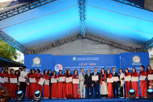 26 thầy cô đạt danh hiệu chiến sĩ thi đua cơ sở, 34 thầy cô đạt danh hiệu lao động tiên tiến...