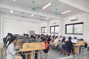 Học sinh tham gia thi thử tốt nghiệp THPT trên OLM.