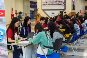 Gần 6.700 học sinh lớp 12 tới từ nhiều tỉnh, thành phố trên cả nước tham dự chương trình trải nghiệm và nghe tư vấn.