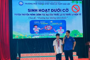 Trường PTDT Nội trú THCS – THPT Cao Lộc tổ chức tuyên truyền PCTH thuốc lá dưới cờ.