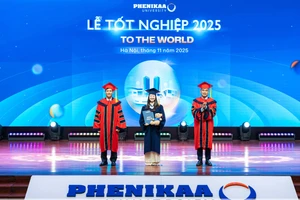 GS.TS Lê Trung Thành (bên phải) – Giám đốc Đại học Phenikaa trao bằng tốt nghiệp.