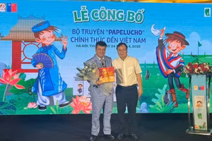 Ông Nguyễn Tiến Thanh - Chủ tịch Hội đồng thành viên, Tổng Giám đốc NXBGDVN phát biểu tại buổi lễ cùng ông Sergio Narea - Đại sứ Chile tại Việt Nam.