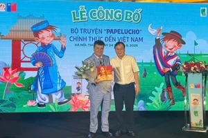 Ông Nguyễn Tiến Thanh - Chủ tịch Hội đồng thành viên, Tổng Giám đốc NXBGDVN phát biểu tại buổi lễ cùng ông Sergio Narea - Đại sứ Chile tại Việt Nam.