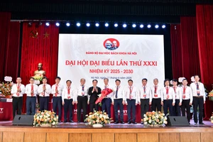 GS. TS Lê Anh Tuấn (thứ 8 từ trái sang) - Chủ tịch Hội đồng Đại học Bách khoa Hà Nội tiếp tục được bầu làm Bí thư Đảng uỷ Đại học Bách khoa Hà Nội nhiệm kỳ 2025-2030.