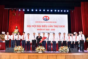 GS. TS Lê Anh Tuấn (thứ 8 từ trái sang) - Chủ tịch Hội đồng Đại học Bách khoa Hà Nội tiếp tục được bầu làm Bí thư Đảng uỷ Đại học Bách khoa Hà Nội nhiệm kỳ 2025-2030.