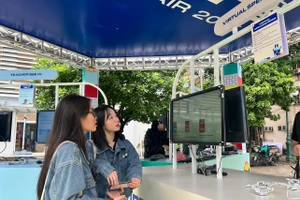 Nhiều sinh viên các trường đại học tham gia trải nghiệm tiếng Anh tại Ngày hội Ngoại ngữ và Công nghệ PREP 2025.