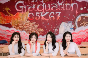 Em Lò Thị Dương (ngoài cùng bên trái) và bạn bè.