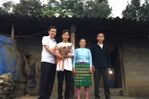 Ông Lý Văn Đông (bên trái), Bí thư Đảng uỷ xã Pải Lủng (huyện Mèo Vạc) - người đỡ đầu, đồng hành cùng em Giàng Mí Lía trong hành trình chinh phục ước mơ.