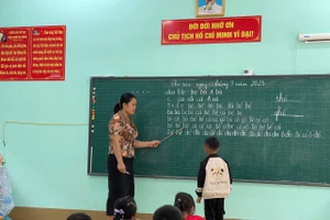 Cô giáo Hà Thị Khuyên cùng học trò.