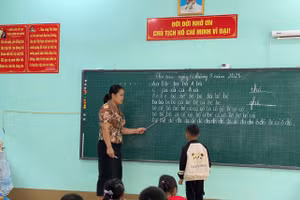 Cô giáo Hà Thị Khuyên cùng học trò.