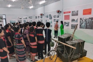 Cho học trò đi trải nghiệm để hiểu hơn văn hoá dân tộc.