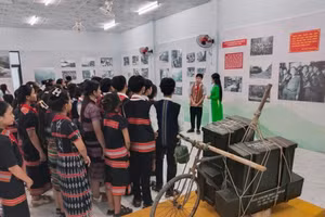 Cho học trò đi trải nghiệm để hiểu hơn văn hoá dân tộc.