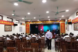 Học sinh Trường THPT Phan Huy Chu (Hà Nội) tham gia đánh giá.