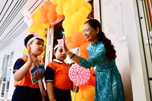 Cô Nguyễn Thị Yến, Hiệu trưởng Trường Tiểu học Sài Đồng chào đón học sinh lớp 1.