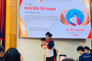 Ngô Văn Hiếu xuất hiện cõng Nguyễn Tất Minh lên nhận bằng tốt nghiệp. Ảnh: Ngô Chuyên.