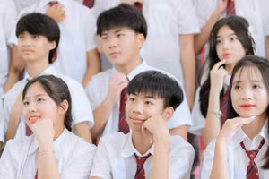 Em Nguyễn Ngọc Trường Giang (ở giữa hàng đầu tiên).