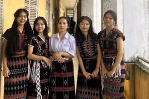 Zơ Râm Thị Cẩm Tiên (thứ hai từ trái sang) luôn tự hào về trang phục truyền thống của dân tộc mình.