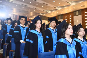 Tân cử nhân ĐH Kinh tế Quốc dân tại lễ tốt nghiệp.