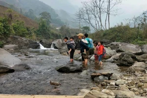 Con đường đến trường của học sinh Trường Tiểu học Nà Thằn, xã Quảng Lâm phải qua nhiều khe suối.