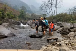 Con đường đến trường của học sinh Trường Tiểu học Nà Thằn, xã Quảng Lâm phải qua nhiều khe suối.