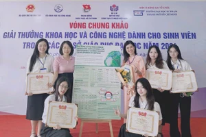 Nhóm sinh viên học viện Ngân hàng đạt giải Nhì Giải thưởng khoa học công nghệ dành cho giảng viên trẻ và sinh viên trong các Cơ sở giáo dục Đại học năm 2024. 