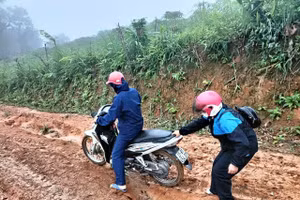 Đường đến Trường Mầm non số 1 Na Tông mùa mưa vô cùng vất vả.