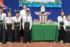 Cô Dương Thị Bích Ngọc luôn khuyến khích học trò mặc trang phục truyền thống của dân tộc.