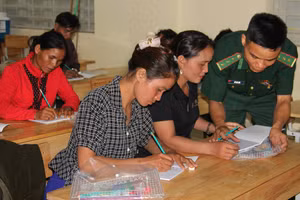 Đại úy Hồ Văn Hữu, Đội trưởng Vận động quần chúng, Đồn Biên phòng Ba Tầng, Ban Chỉ huy Bộ đội Biên phòng tỉnh Quảng Trị hướng dẫn học viên lớp xoá mù chữ. Ảnh NVCC.