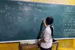 Lớp học xoá mù chữ ở xã Tùng Vài, tỉnh Tuyên Quang.