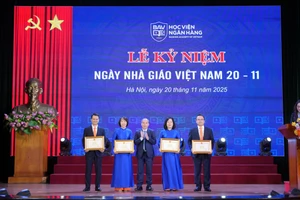 Phó Thống đốc thường trực NHNN Đoàn Thái Sơn trao tặng Bằng khen của Thống đốc cho các tập thể lao động xuất sắc, góp phần thực hiện nhiệm vụ ngành Ngân hàng trong năm học 2024-2025.